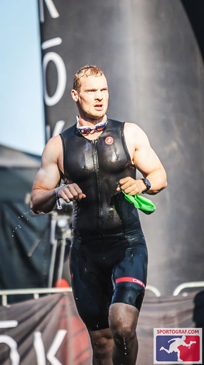 Sam tijdens de hardloopwissel van een Iron Man triatlon in West-Friesland